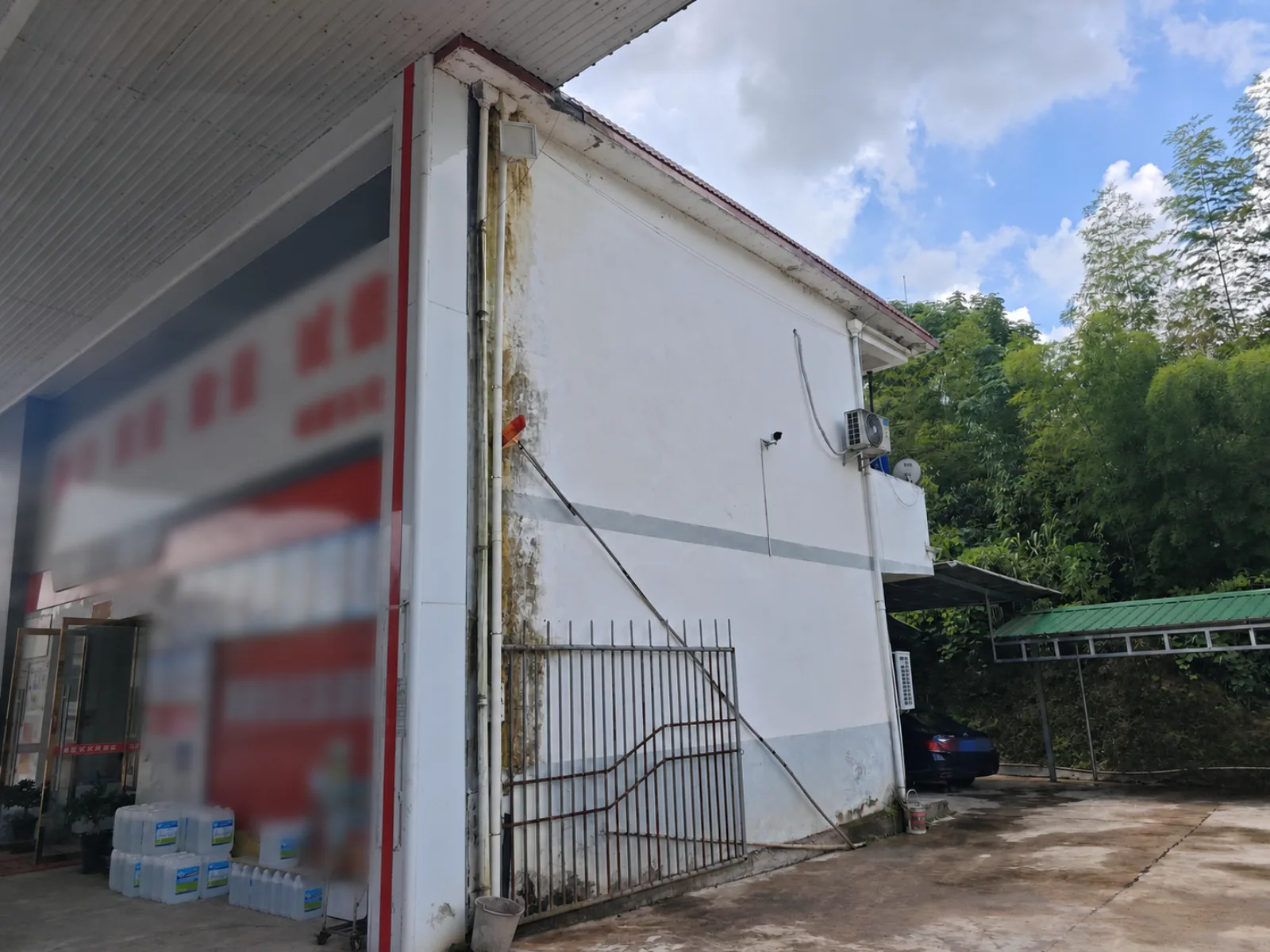 安远某加油站办公楼外立面现状