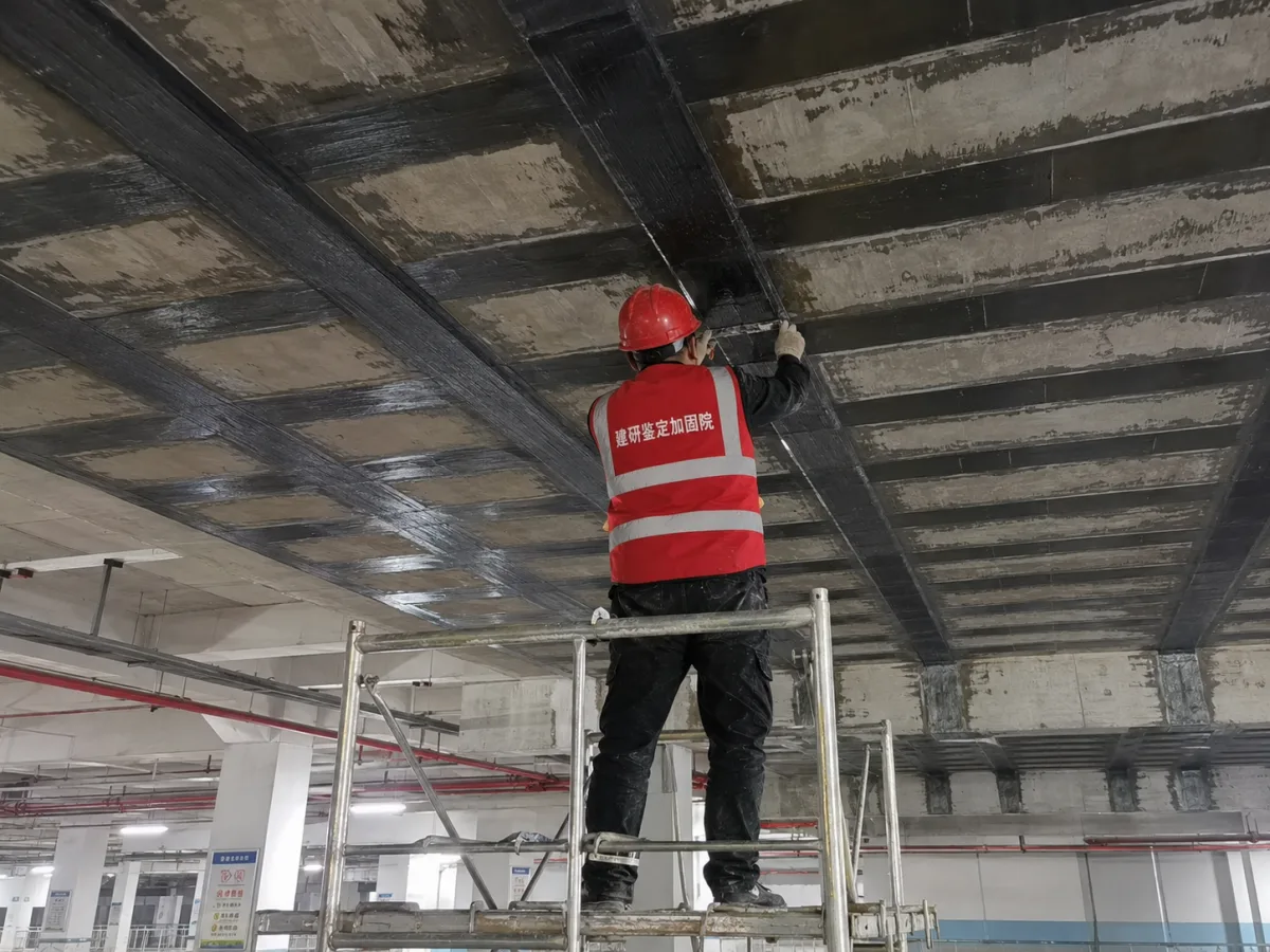 仓库增加货架前楼板结构加固施工现场