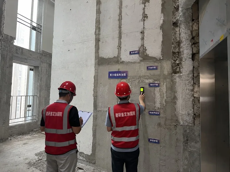 建筑墙体检查与加固施工
