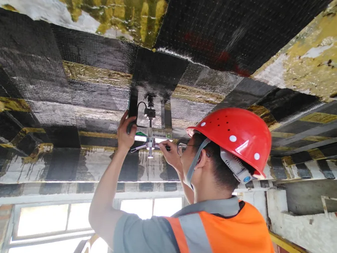 房屋质量检测公司工程师现场检测房屋质量