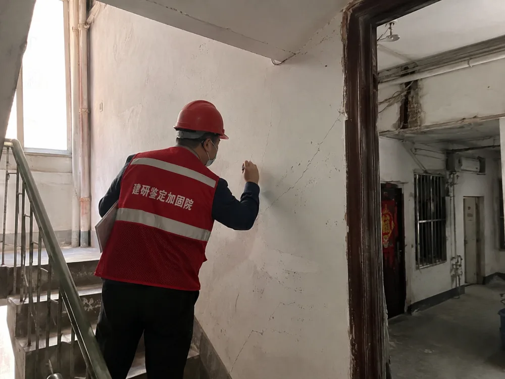 房屋检测鉴定机构做现场勘查主要看什么？