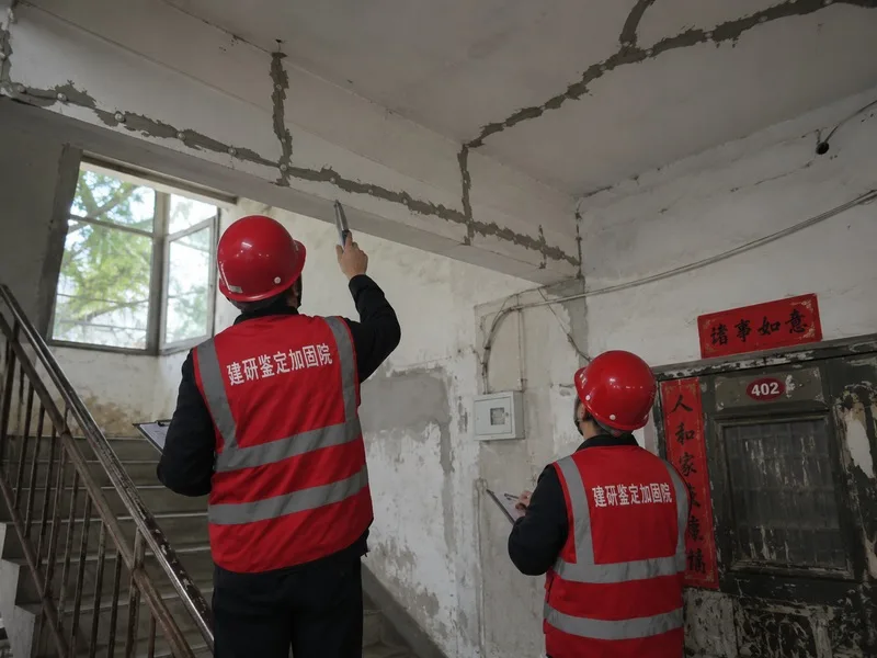 工程质量检测机构对老旧住宅楼楼道进行现状检测