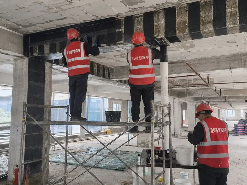 建筑加固设计公司指导商业空间梁底加固施工