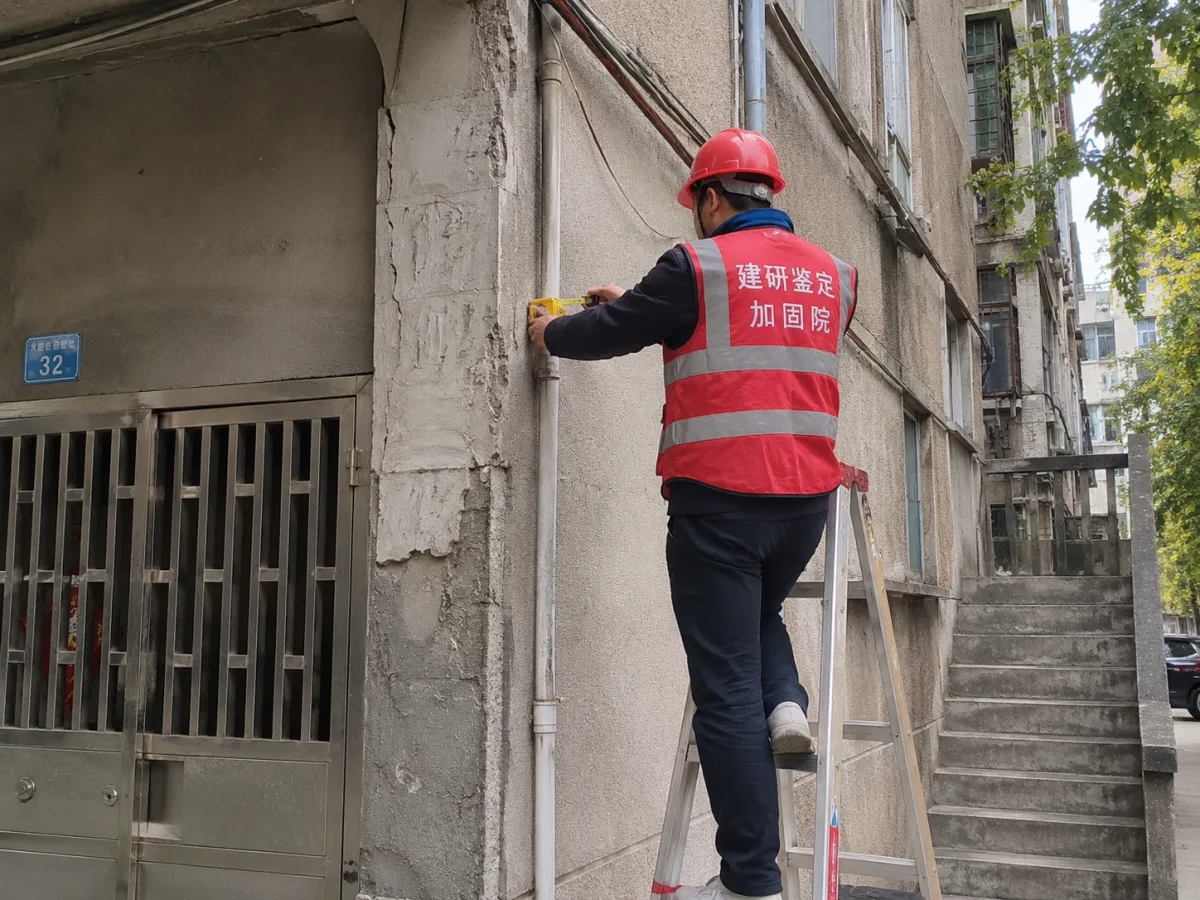 结构安全评估公司在老旧建筑外墙开展现场结构检查