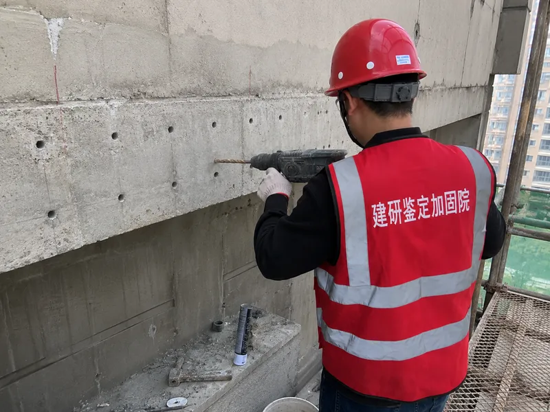 混凝土钻孔加固作业现场