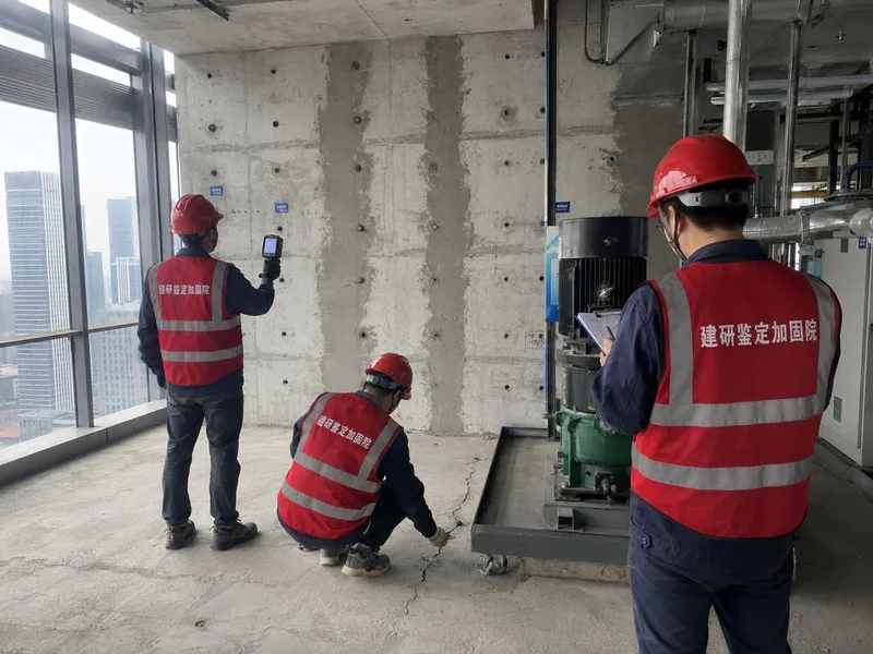 建筑工地机械层结构检查场景