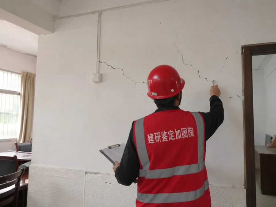 楼板承重检测公司对墙体裂缝进行标记和检测记录