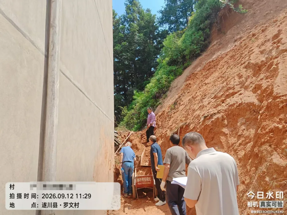遂川受灾村组房屋后侧边坡及土体堆积现场