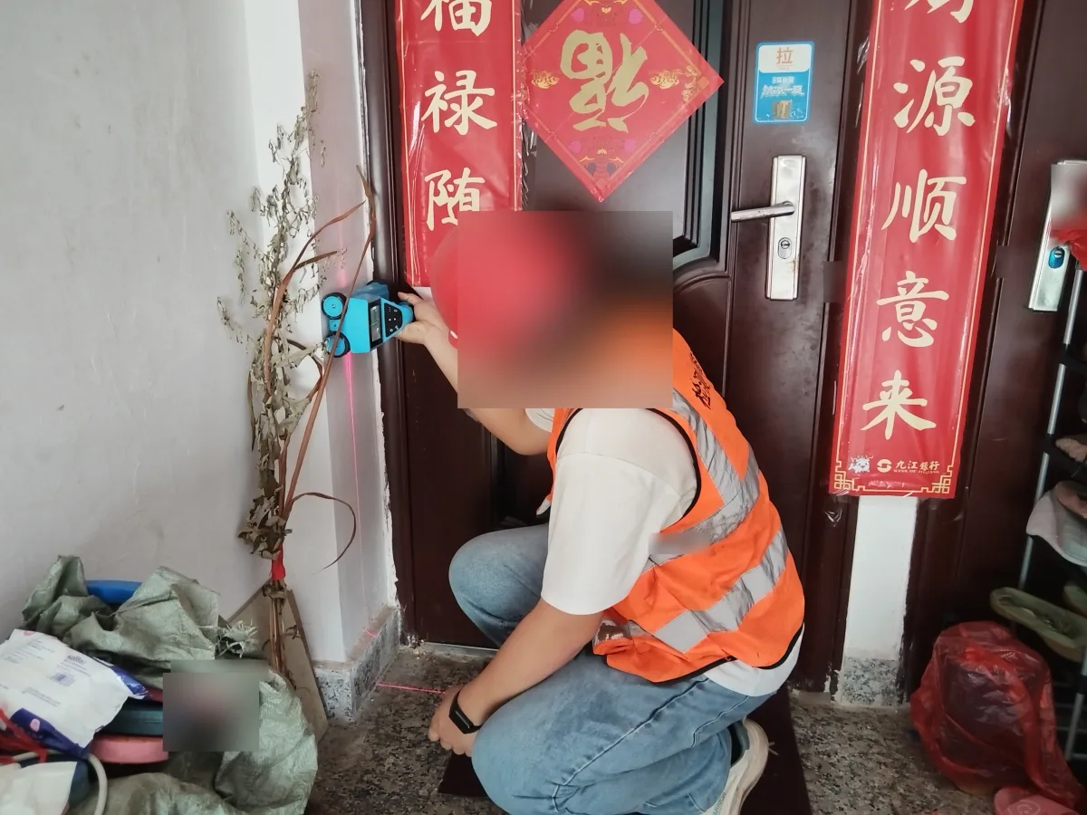 技术人员对抚州高新区某公寓主要结构构件开展现场检测