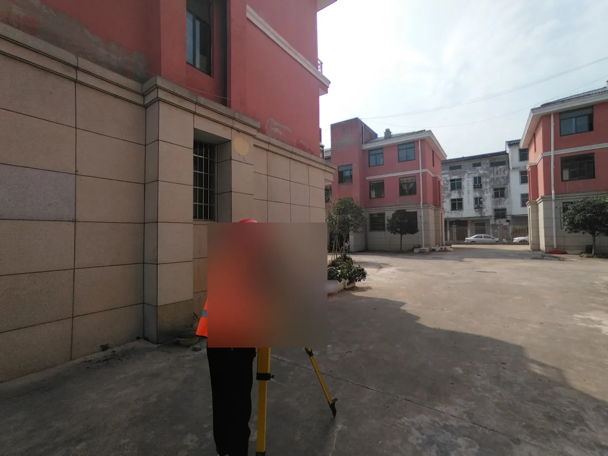 抚州高新区某公寓11号楼房屋安全性与抗震性鉴定案例技术人员开展建筑外部测量