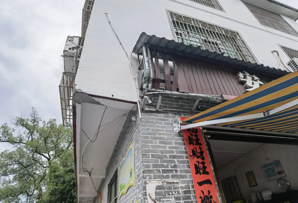 车辆撞击部位现状