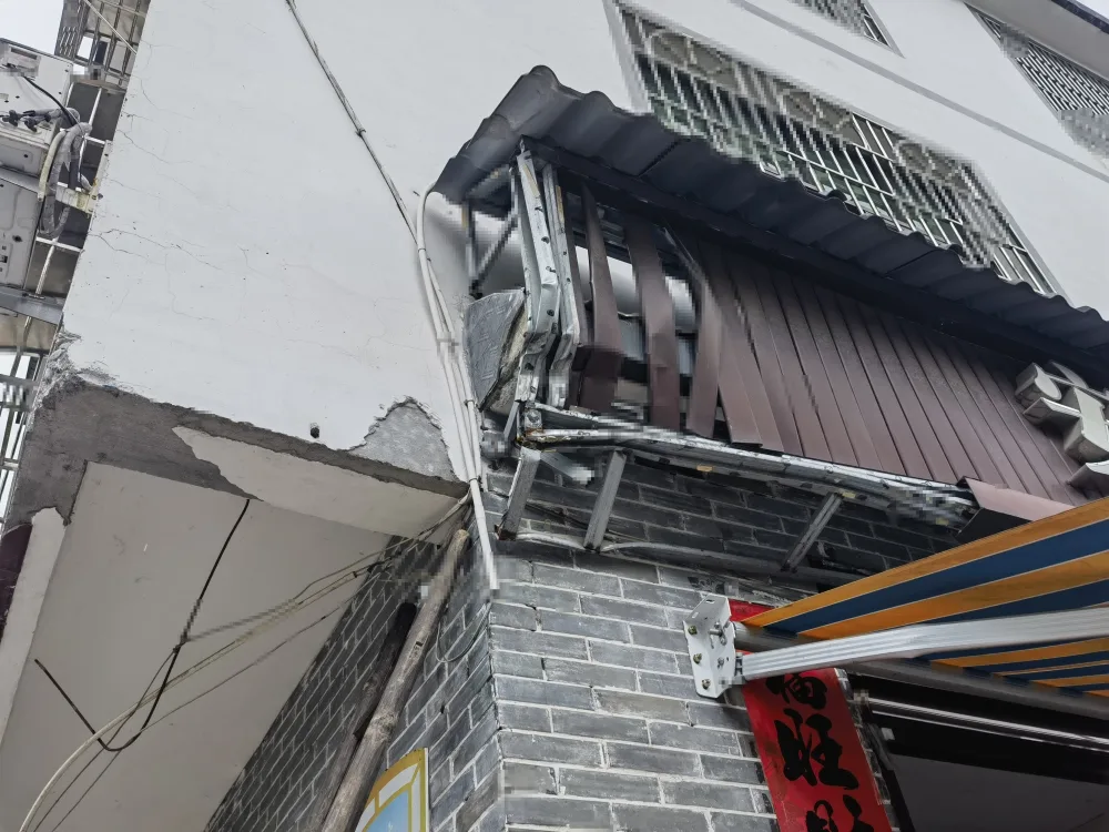广告牌骨架撞击变形