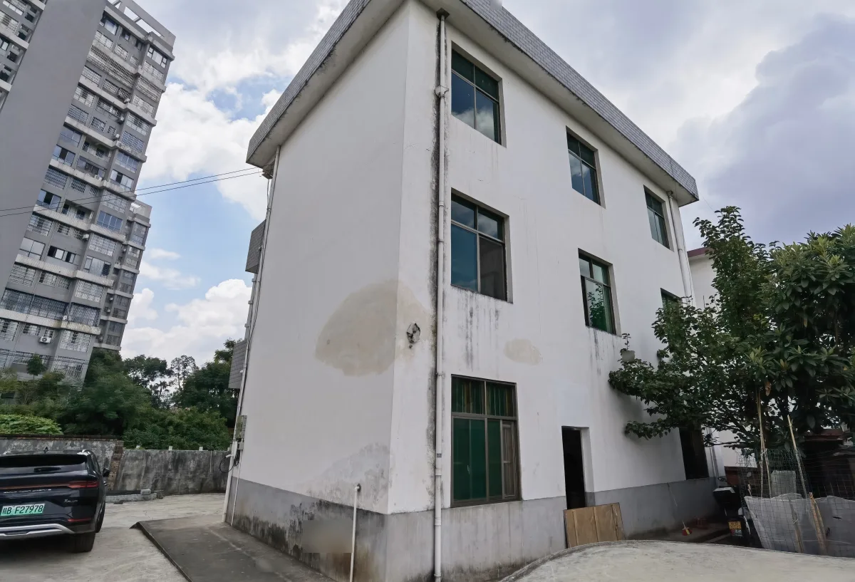 兴国县某三层砖混民房建筑正立面