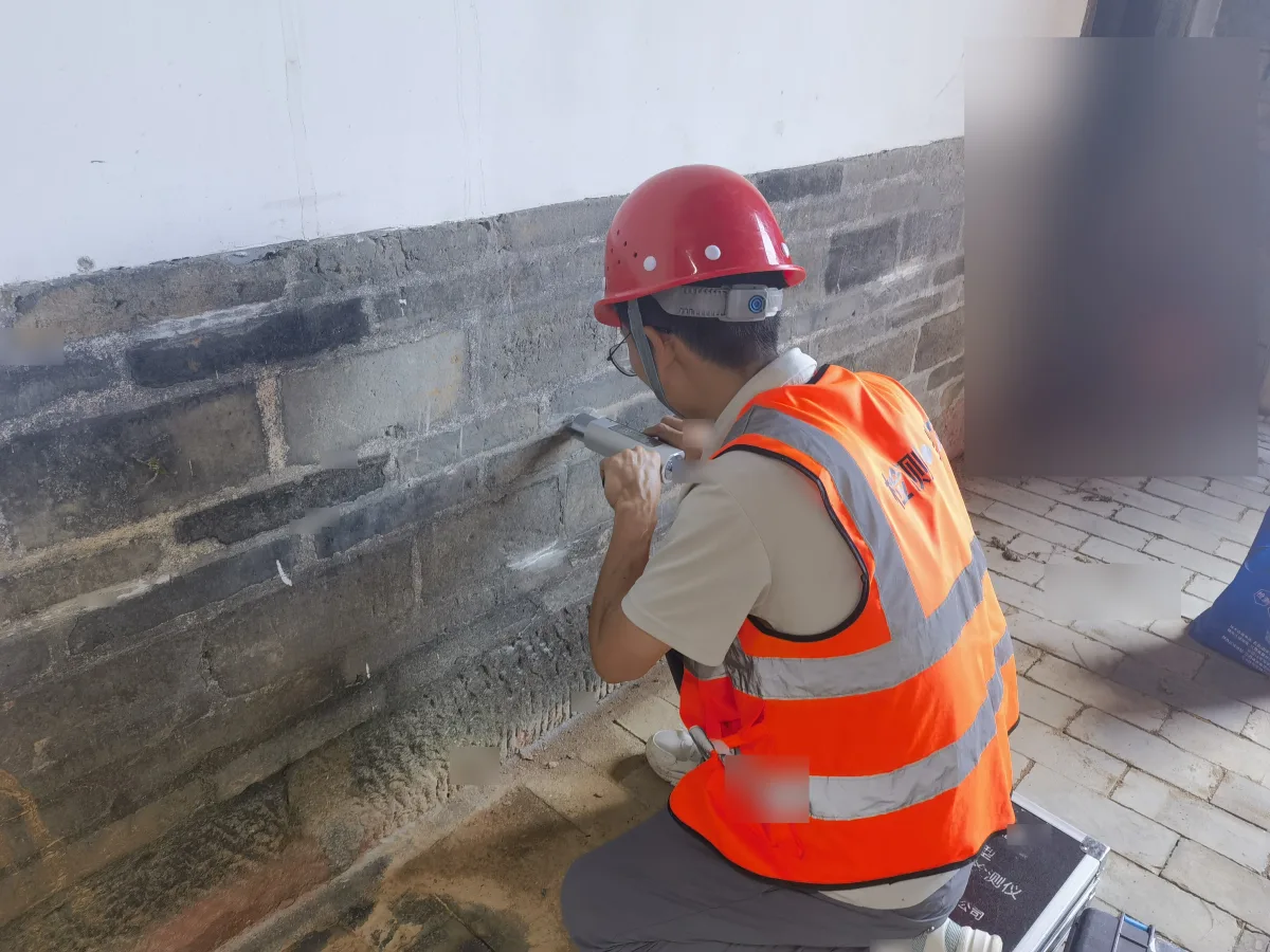 技术人员对兴国县历史建筑墙体构件尺寸开展现场检测