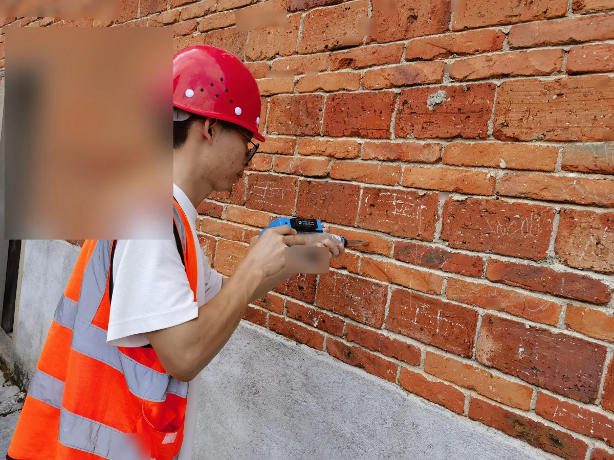 技术人员对兴国县老旧民房开展砂浆强度检测
