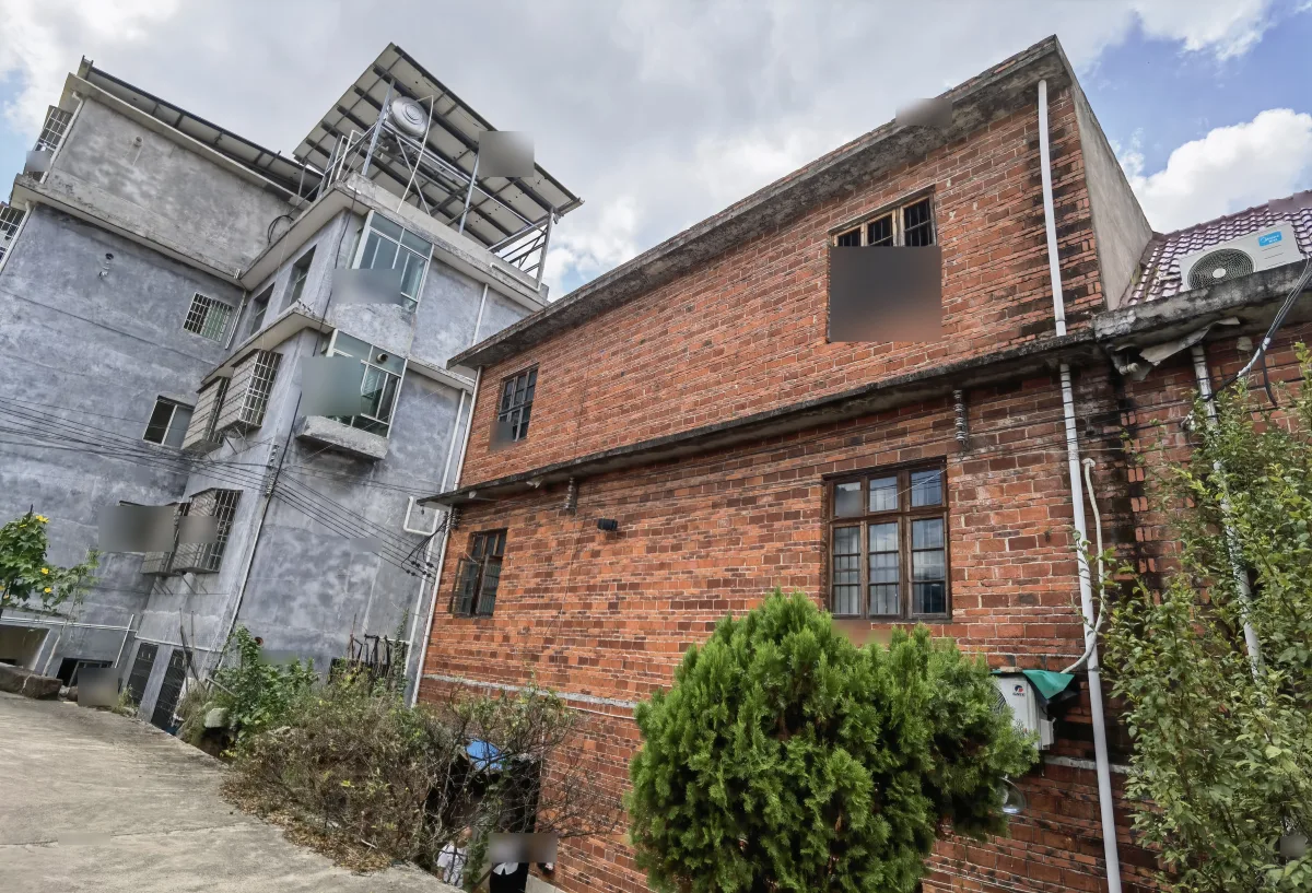 兴国县某三层砖混民房建筑正立面