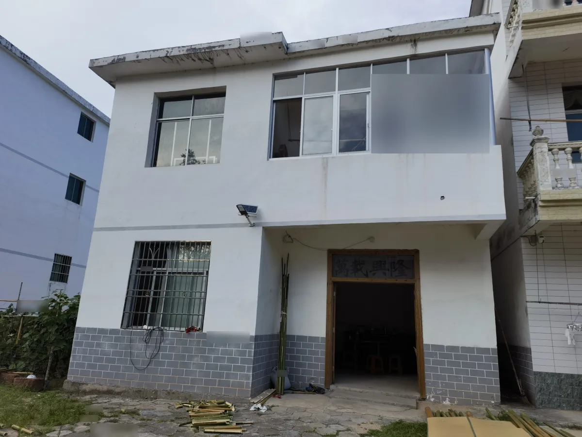 兴国县某二层砖混民房建筑侧立面
